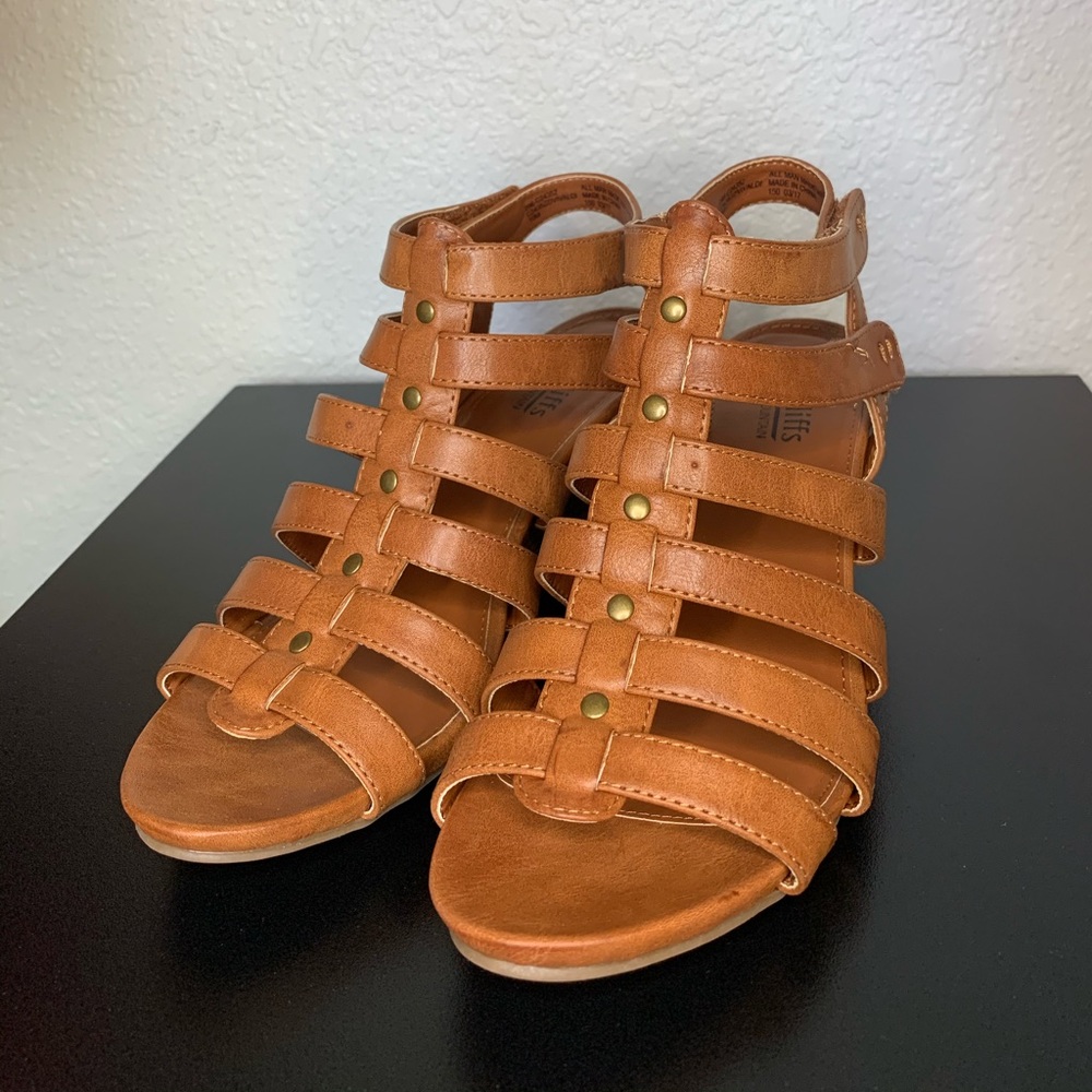 Cliffs brown strappy heeled sandal